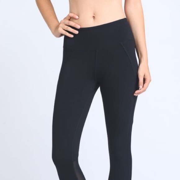 Mesh Panel Capri Compression Legging - Picture 6 of 6